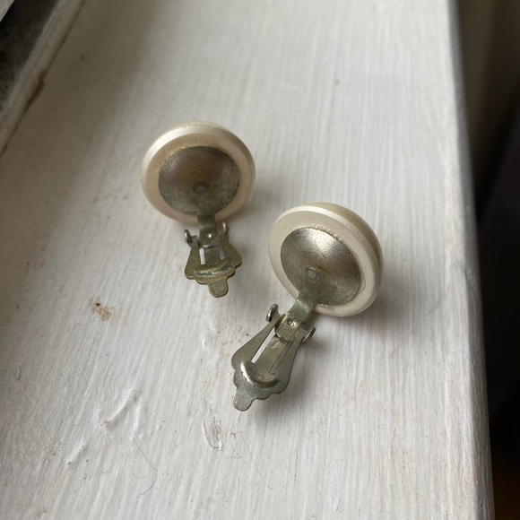 White Round Opaque Vintage Clip On Earrings Circa 1950’s - Picture 4 of 6